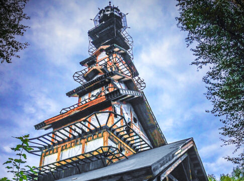 Ezt a mesebeli toronyházat rejti a vad alaszkai erdő