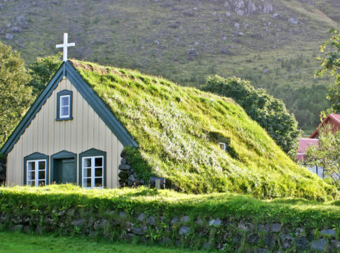 Mesevilágot idéző gyeptetős házak