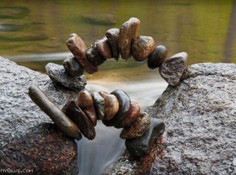 Nem ismeri a gravitációt! – Mike Grab lenyűgöző kőtornyai