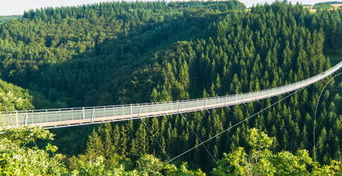 Fenséges táj felett húzódik Németország leghosszabb függőhídja