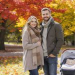 oszi-divattrendek-2025-milyen-ruhadarabok-illenek-kismamaknak-es-fiatal-szuloknek