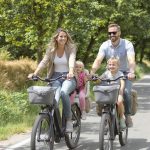 elektromos-kerekpar-csaladi-kirandulasokhoz-gyerekules-csomagtarto-es-biztonsag