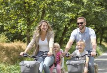 Elektromos kerékpár családi kirándulásokhoz: gyerekülés, csomagtartó és biztonság
