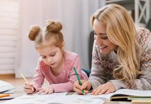 Mit mutat valójában egy gyerek IQ teszt? – Útmutató szülőknek Szülő és gyerek közös tanulási helyzetben, a gyerek IQ teszt eredményeinek értelmezéséhez kapcsolódó hangulat