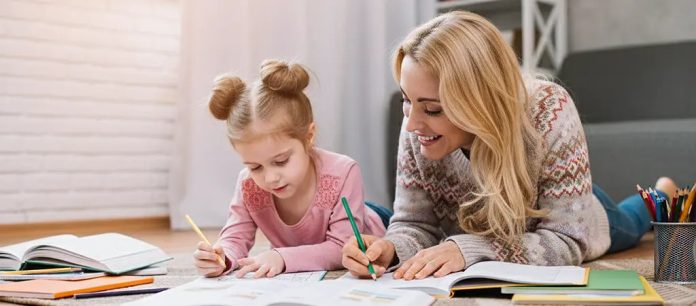 Szülő és gyerek közös tanulási helyzetben, a gyerek IQ teszt eredményeinek értelmezéséhez kapcsolódó hangulat